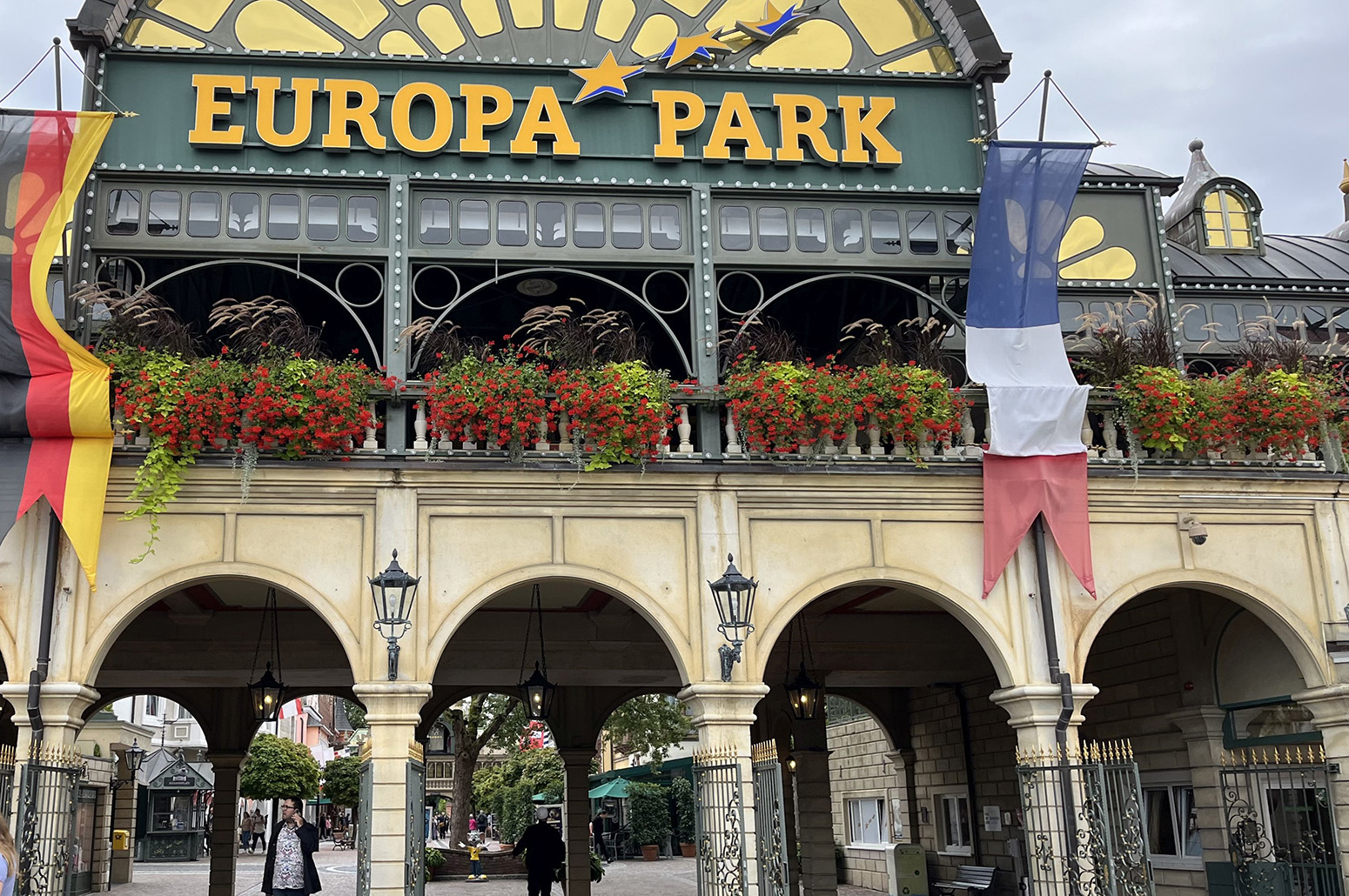 Eingang Europapark_Ausflug_Kinder- und Jugendhaus Paradies_Heilsarmee Schweiz (2025).