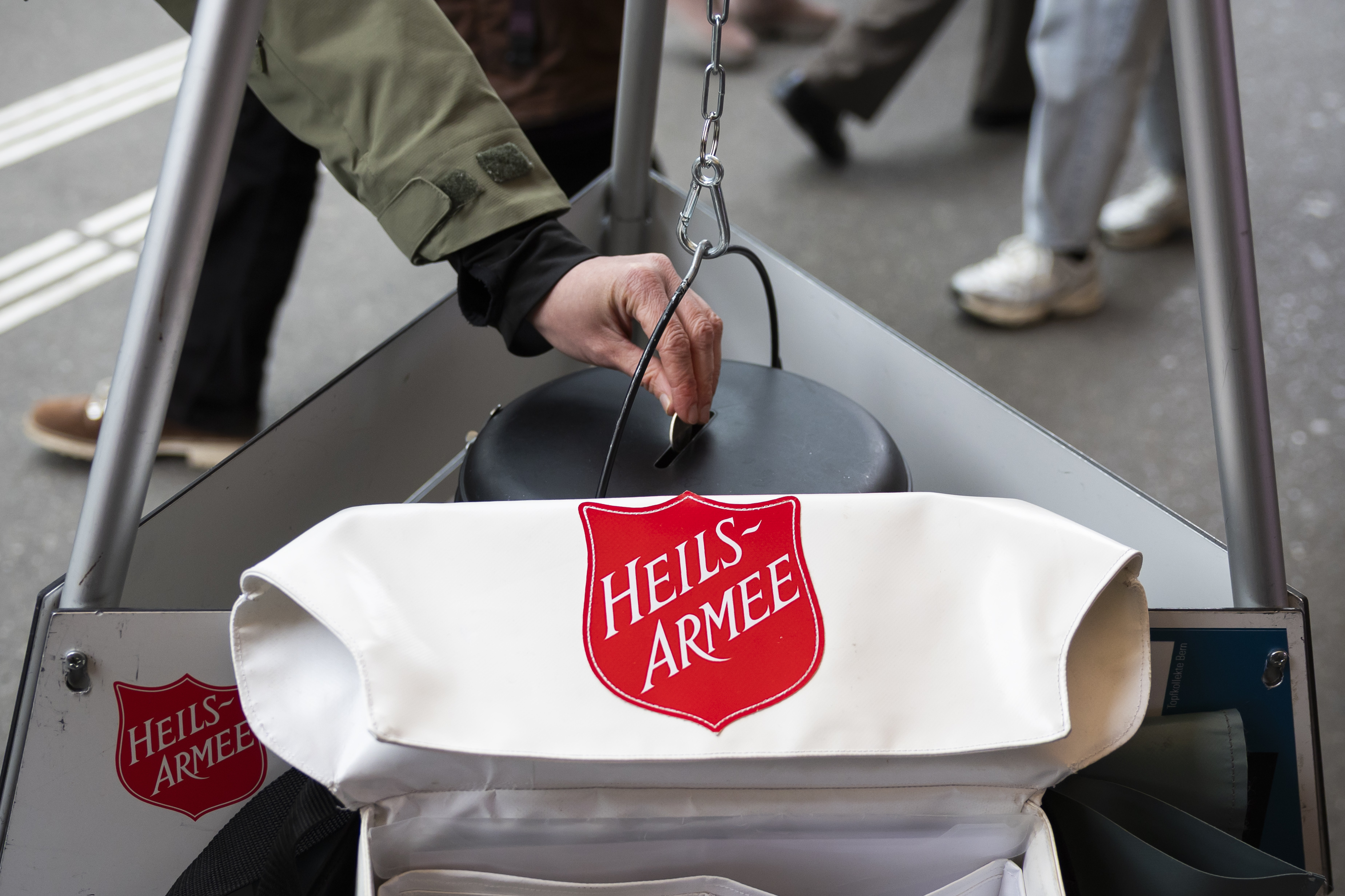 ADVENT, ANCILLA, BENEFICENCE, HEILSARMEE, HILFE, INLAND, SALVATION ARMY, SALVATIONS ARMY, SAMMELN, TO GARNER, WEIHNACHTEN, WOHLTäTIGKEIT