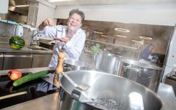 Monika Aeschbach probiert in der Gastroküche ihr Menü.