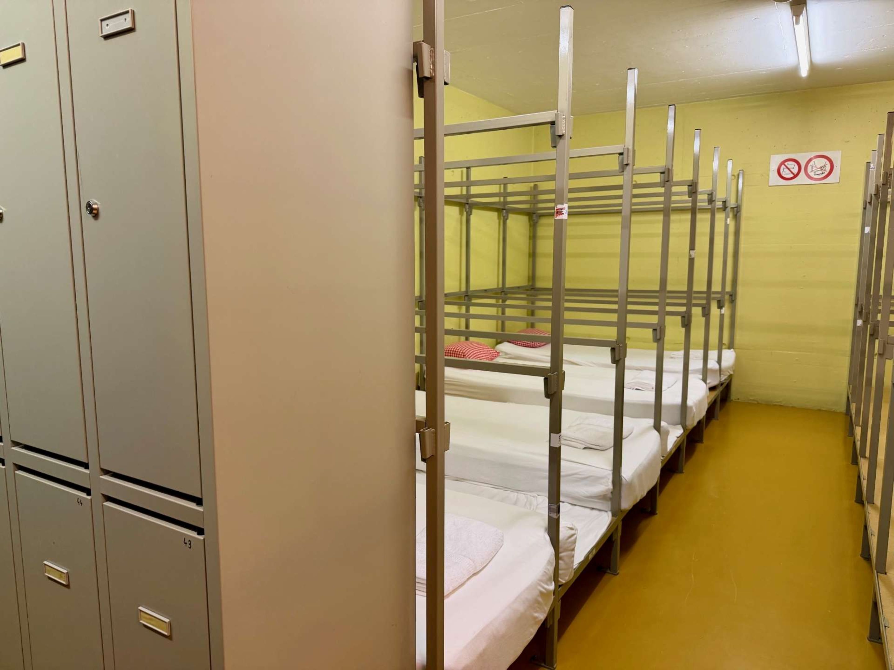 Le Lien – Hochbetten der Notunterkunft