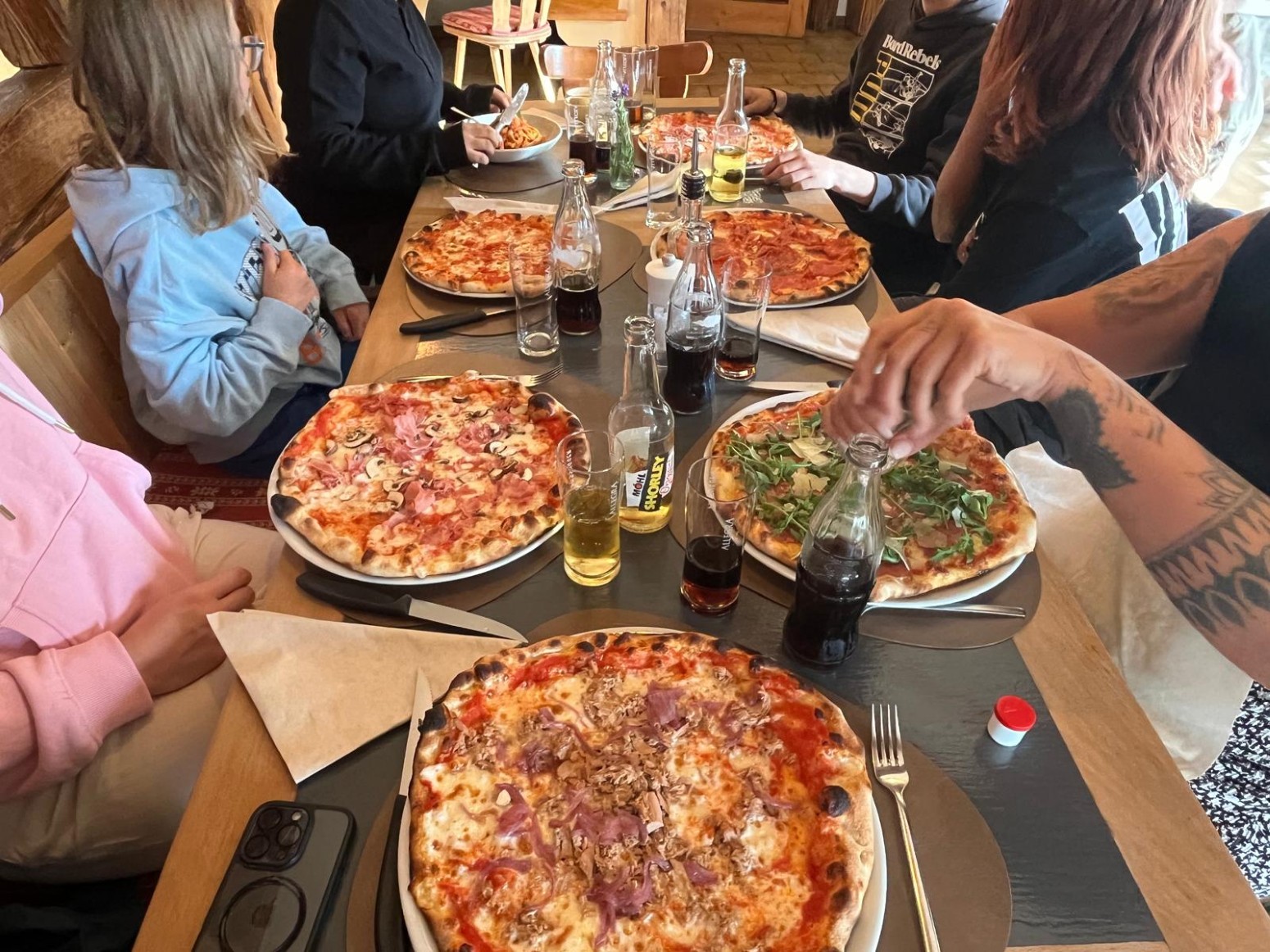 nach dem Plausch im Hallenbad, geniessen wir die feinen Pizzas