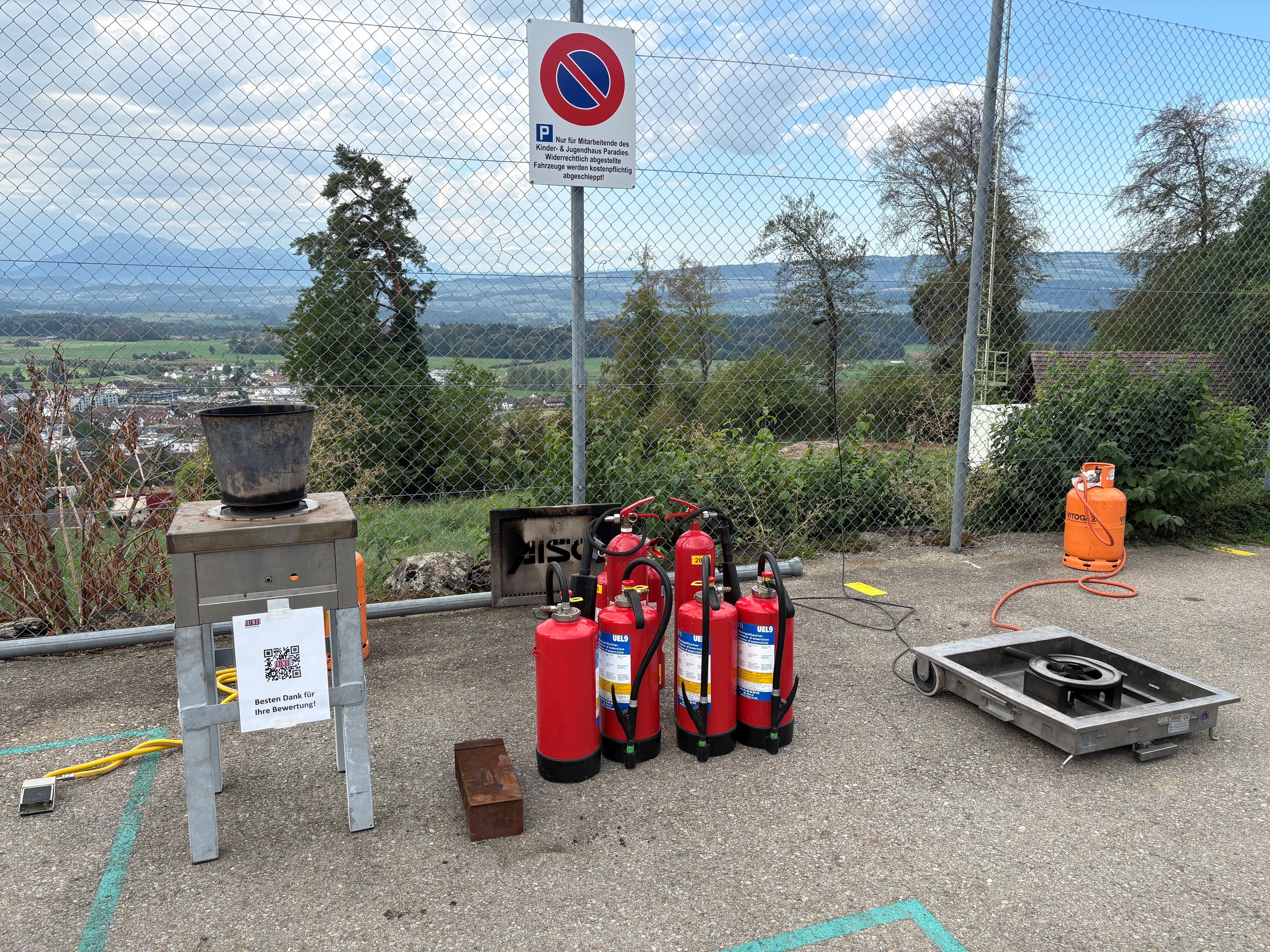 Die Einsatzmittel stehen bereit: Vor Beginn der Übung wurden verschiedene Feuerlöscher und das Übungsmaterial vorgestellt.
