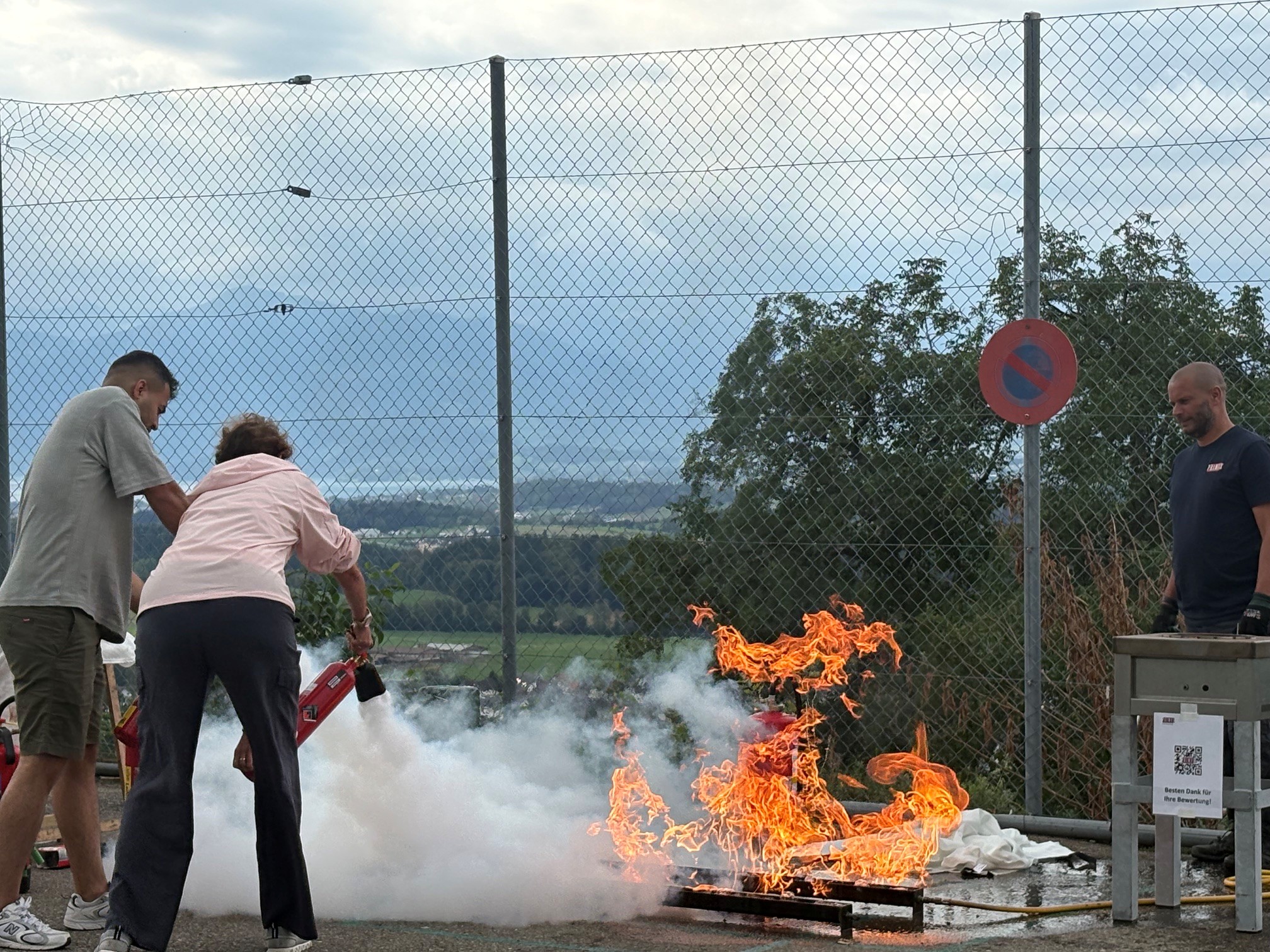 Im praktischen Übungsteil konnten die Teilnehmenden einen kontrollierten Brand selbstständig löschen und wertvolle Erfahrungen für den Ernstfall sammeln.